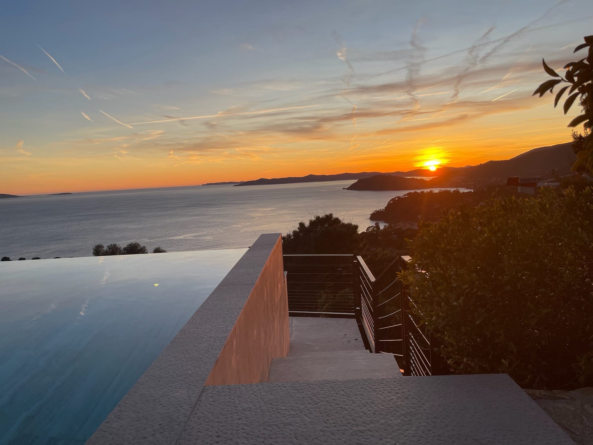 Piscine à débordement et escalier extérieur au coucher du soleil, Villa Azur au Rayol-Canadel